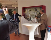 Direktor der Hochschule f&uuml;r den &ouml;ffentlichen Dienst Bayern, Harald Wilhelm und Hans Steiner von der Studiengruppe enth&uuml;llen den Schaukasten