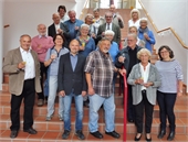 Gruppenbild der Teilnehmer des 50j&auml;hrigen Jubil&auml;umstreffen, mit dabei die Mitarbeiter der Hochschule, Fr. Monika B&ouml;hm und Hr. Stefan &Ouml;sterle