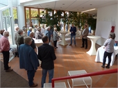 In einer kurzen Ansprache erl&auml;utert Hans Steiner den 50j&auml;hrigen Zusammenhalt eines Teils der Studiengruppe aus dem Jahr 1969 und bedankt sich bei der Hochschule Hof f&uuml;r die Bereitschaft, dieses einmalige und au&szlig;ergew&ouml;hnliche Ereignis in einem eigenen Schaukasten darstellen zu d&uuml;rfen